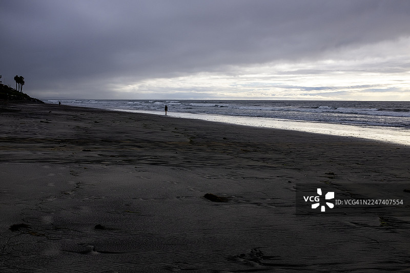 沙滩漫步图片素材