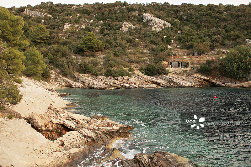 克罗地亚索尔塔岛塔蒂尼亚湾的岩石海岸图片素材