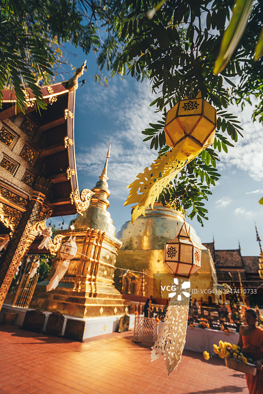 泰国清迈府清迈普拉辛寺的金塔和传统灯笼图片素材
