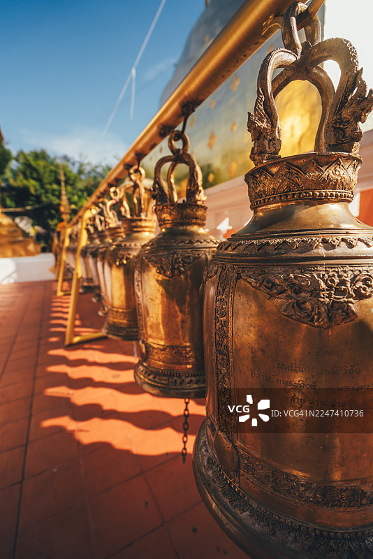 泰国清迈佛寺的华丽铜钟图片素材