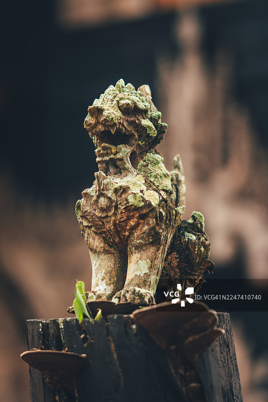 泰国清莱黑屋博物馆饱经风霜的神话雕像图片素材