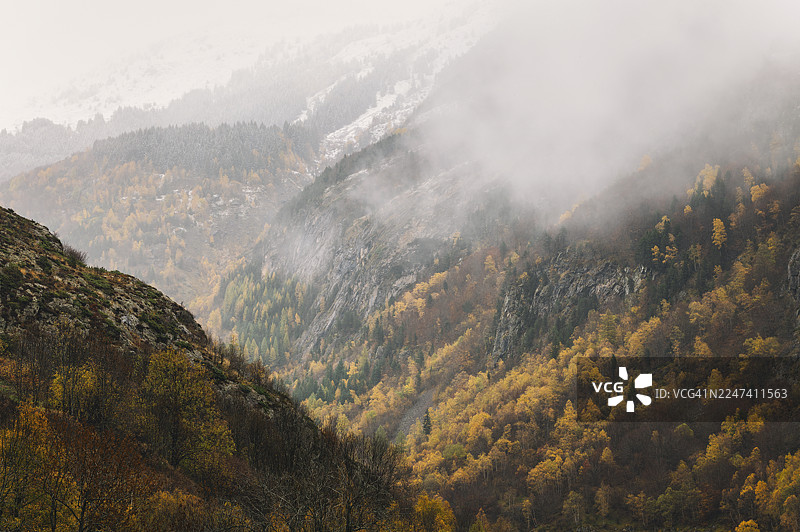 雨天秋季，法国比利牛斯山高处山谷一侧的戏剧性长焦镜头视角图片素材