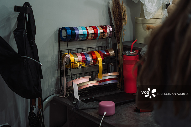 花艺工作室货架上的彩色缎带图片素材