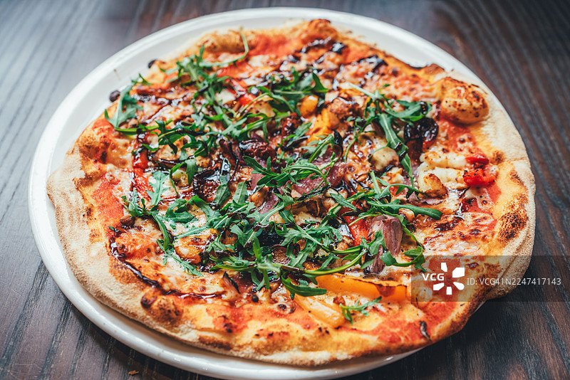 新鲜配料的美味手工披萨图片素材