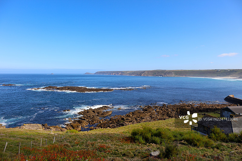 夏日里，从塞南海湾向怀特桑德湾方向拍摄的海岸全景，背景是彭威斯遗产海岸。图片素材