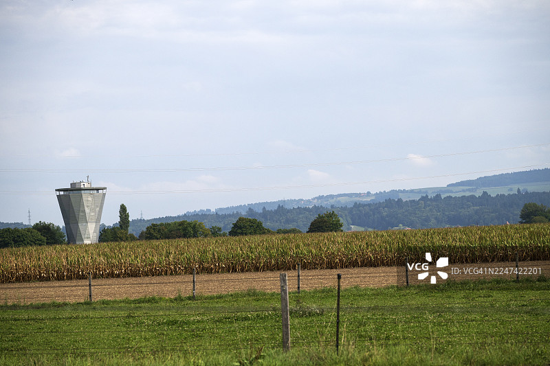 汝拉州（Jura canton）的玉米田和农业建筑图片素材