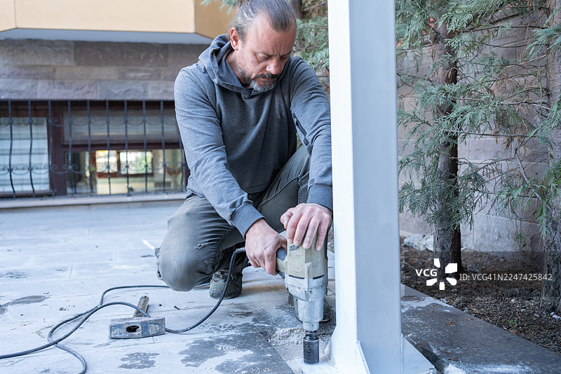 在家安装户外篮球架图片素材