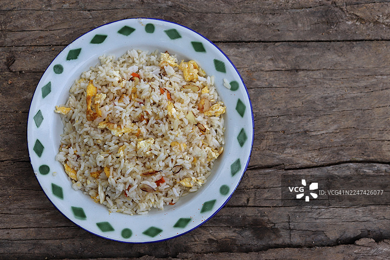 木桌上的一盘炒饭图片素材