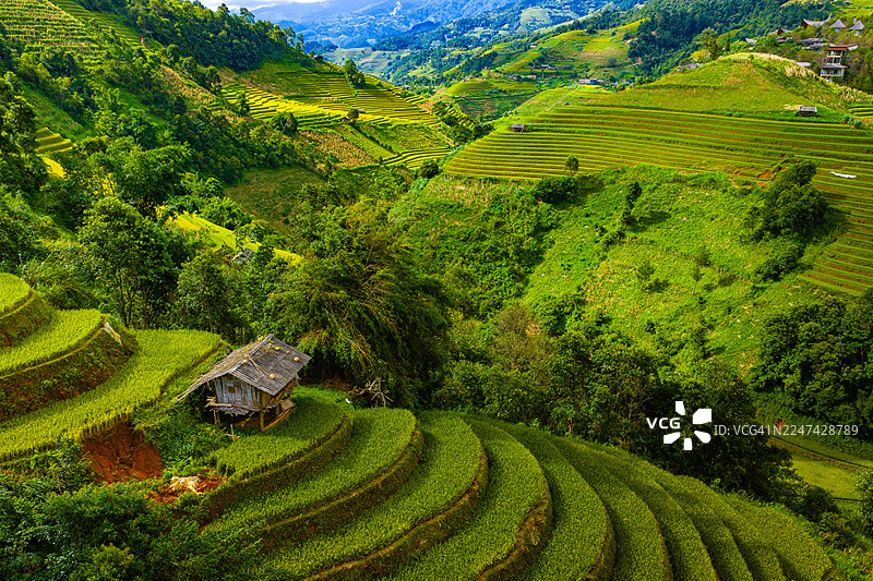 越南北部木江界镇山上房屋和梯田的鸟瞰图。图片素材