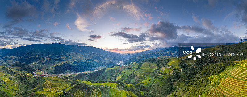 越南北部木江界镇的稻田梯田航拍。图片素材