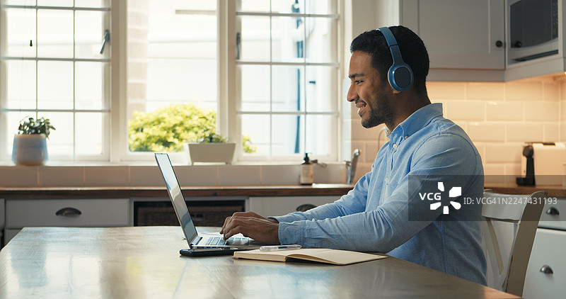 亚洲创意企业家正在使用笔记本电脑。图片素材