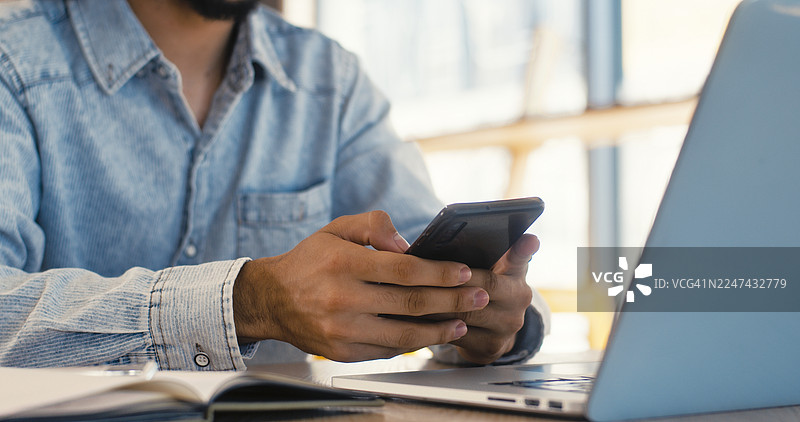 男人使用手机的特写手部图片素材