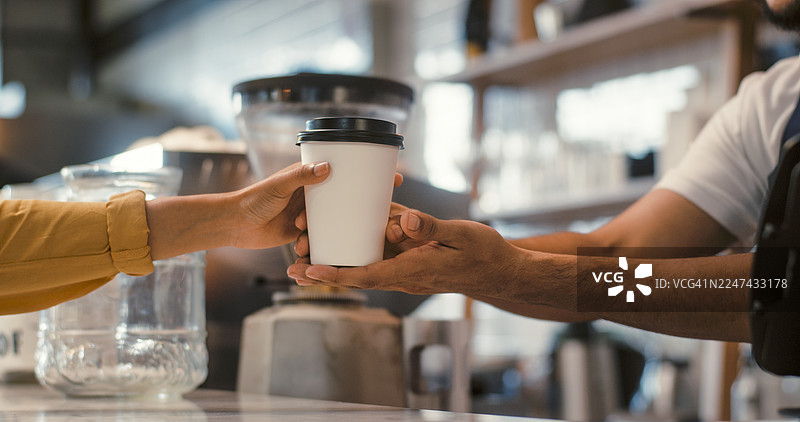 企业主正在接受顾客的点单。图片素材