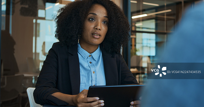 人力资源女主管在面试图片素材