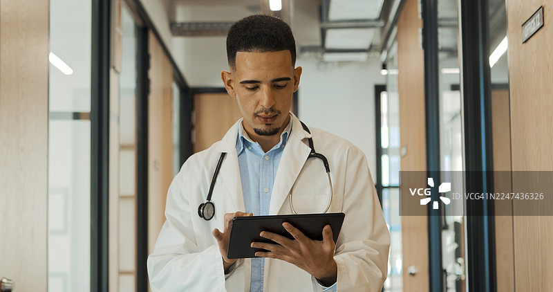 男医生使用数码平板电脑图片素材