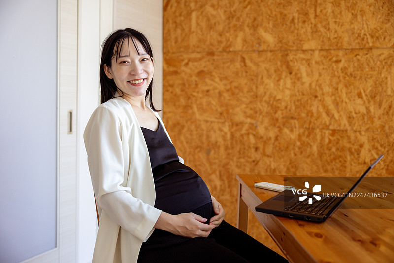在家工作的孕妇肖像图片素材