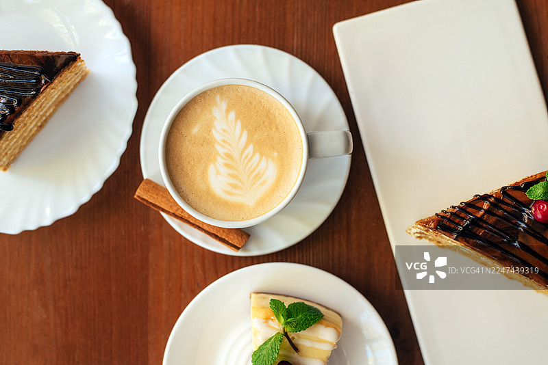 桌上的甜点和饮品。美味的甜食。咖啡馆。餐厅菜单。图片素材