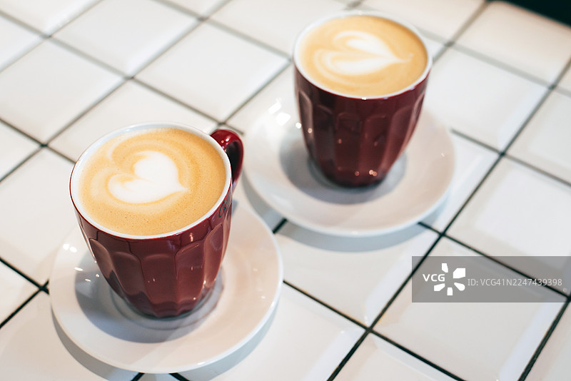 几杯加奶的咖啡。拿铁。卡布奇诺。咖啡师。咖啡饮品。图片素材