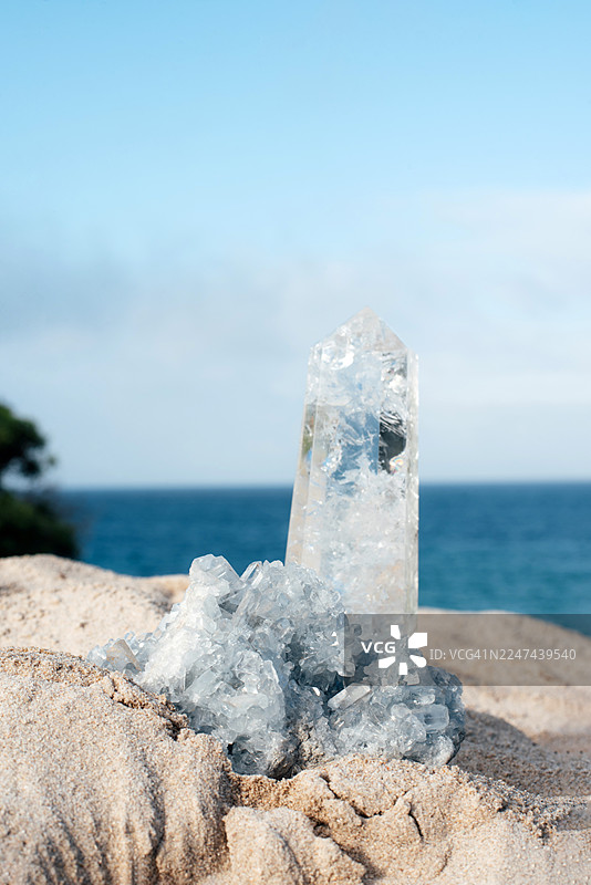 海边的巨大晶体。紫水晶。萤石。硒。图片素材