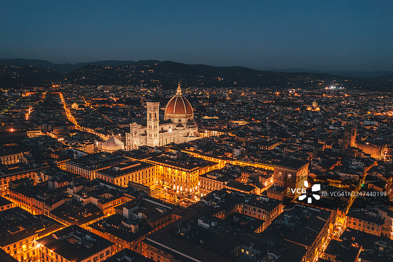 佛罗伦萨大教堂（圣母百花大教堂）和城市风光在黄昏时的鸟瞰图，意大利托斯卡纳佛罗伦萨图片素材