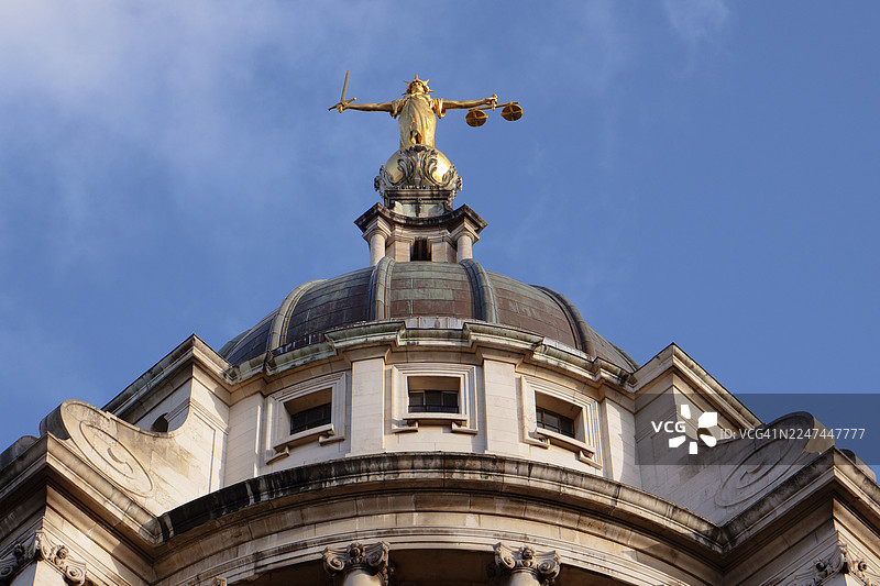 晴朗的秋日，近景拍摄着老贝利法院的圆顶和正义女神雕像图片素材