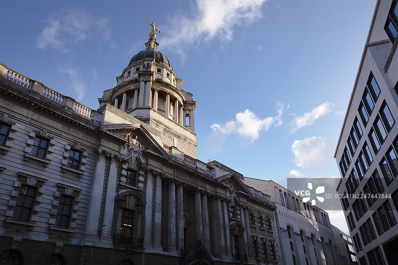 秋日晴空下的老贝利法院图片素材