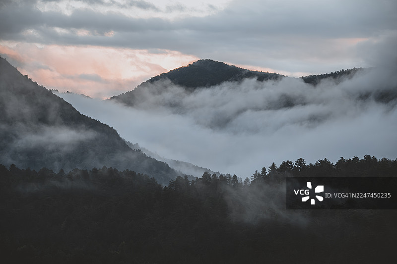 金色时光山谷薄雾，山峰沐浴暖光图片素材