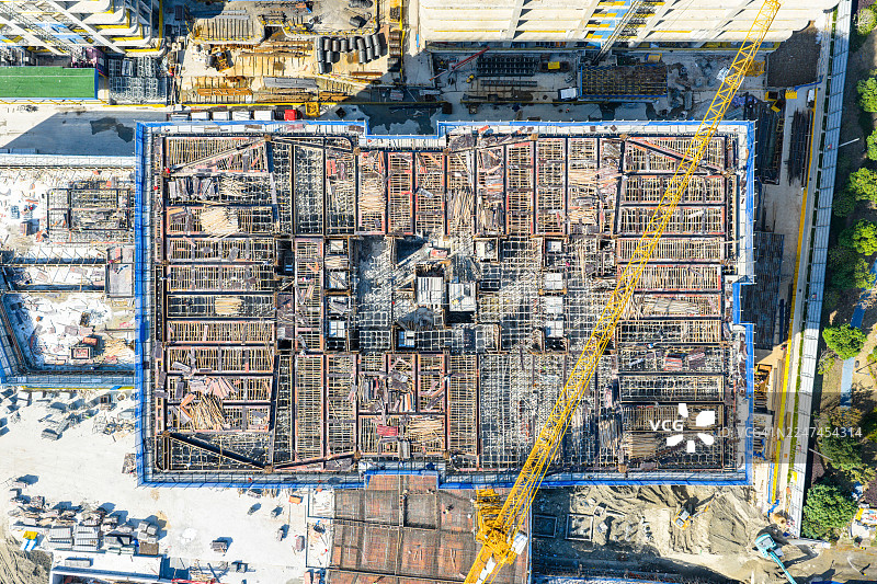 吊车正在建筑工地上作业。图片素材