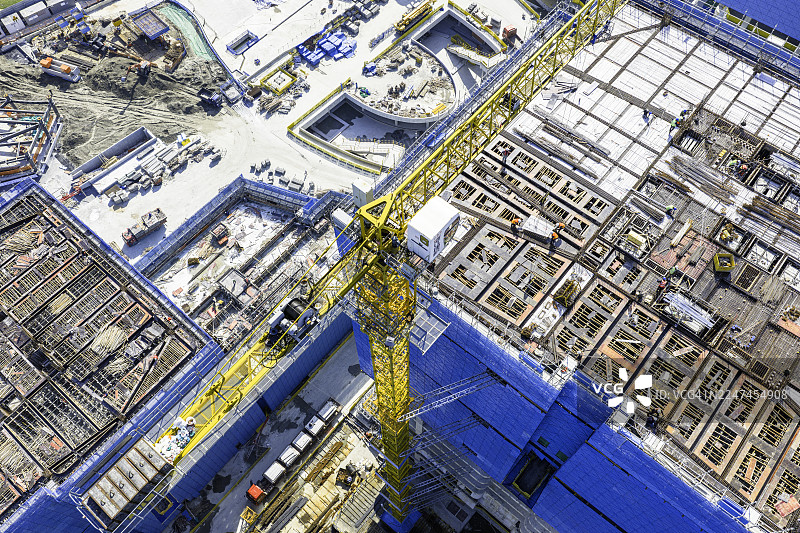 起重机正在建筑工地上作业。图片素材