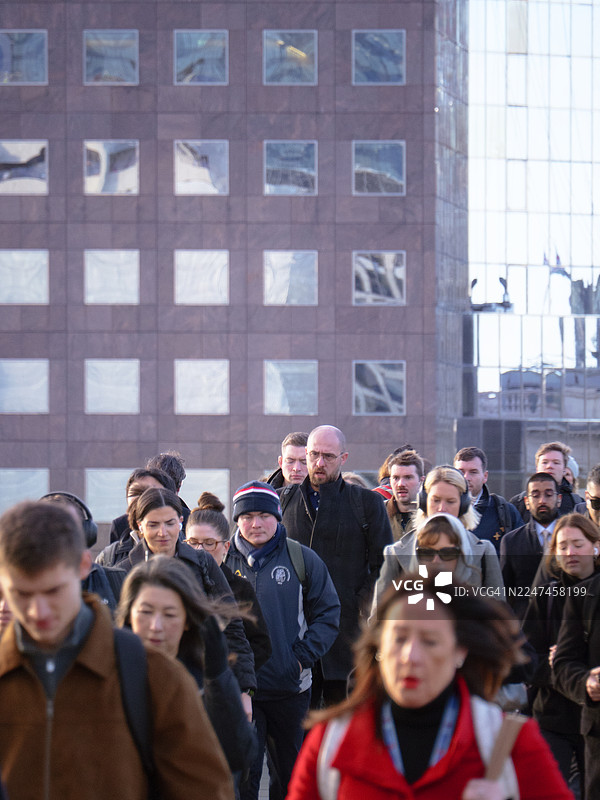 阳光明媚的秋日早晨，通勤者们在高峰时段赶路图片素材