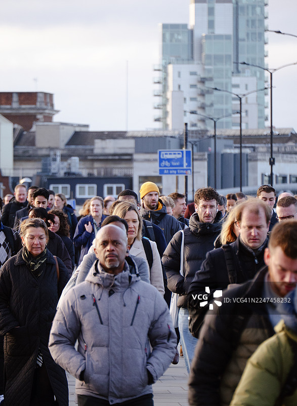 阳光明媚的秋日清晨，通勤者们在早高峰时段出行图片素材