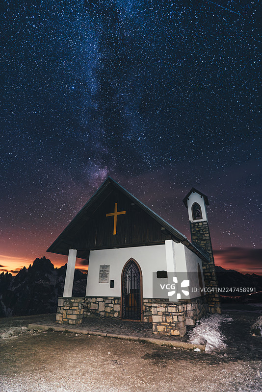 意大利南蒂罗尔托布拉赫三尖峰的圣伊万小教堂，在星空下图片素材