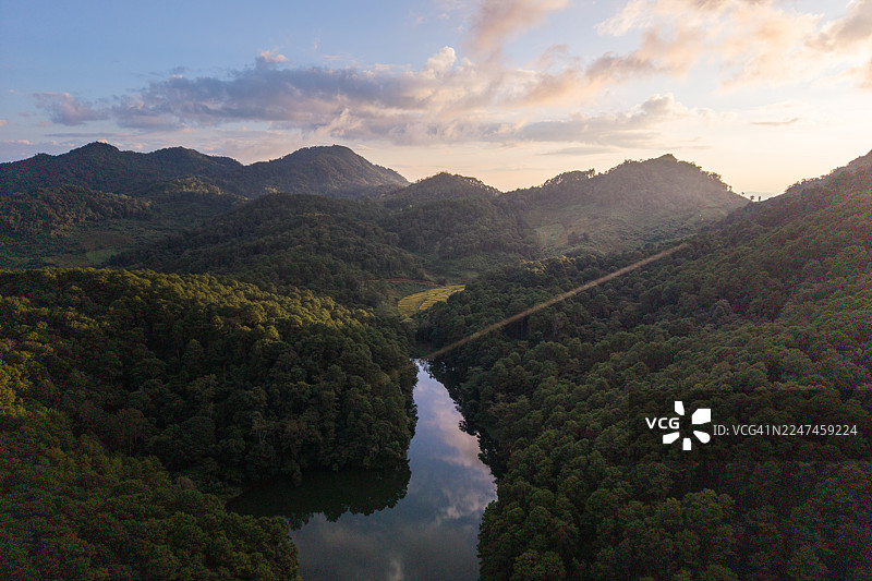 泰国彭世洛府的蓬翁湖和松树林航拍图，景色优美。蓬翁湖是泰国一个受欢迎的度假胜地。图片素材