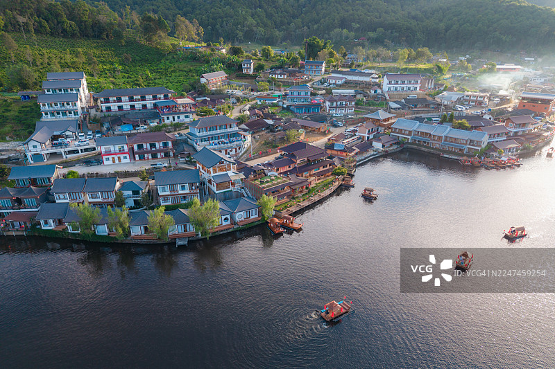 泰国亚洲湾拉客泰日出时分的湖上巡游航拍图图片素材