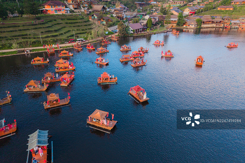 泰国亚洲湄宏顺班拉克泰日出时分，游客乘船游览湖泊的航拍照片图片素材