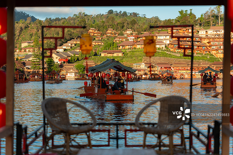 泰国旅行，曼谷，亚洲，日出前湖中的中国村庄船只。图片素材