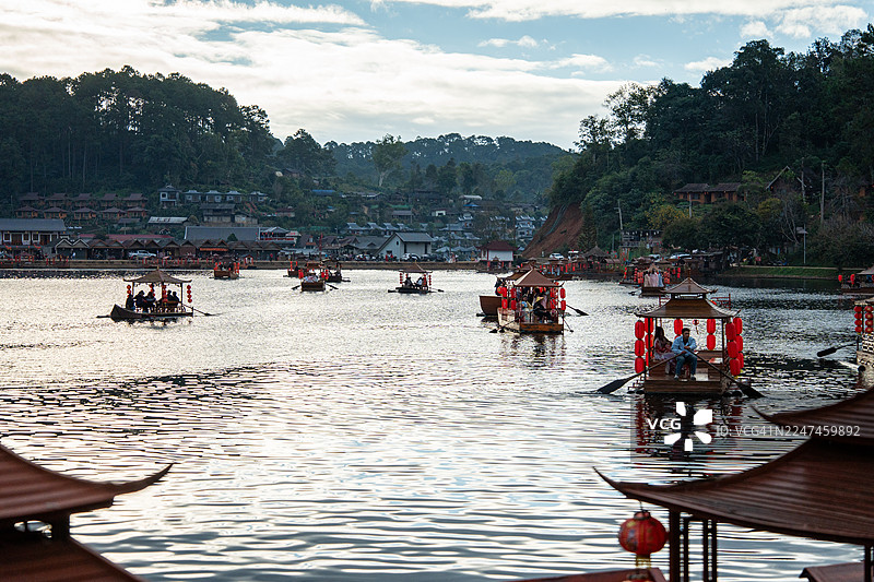 泰国旅行，湄宏顺府，班瑞克泰，亚洲，中国村庄，日出前湖上船只。图片素材