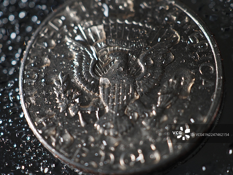 银币上的雨滴图片素材