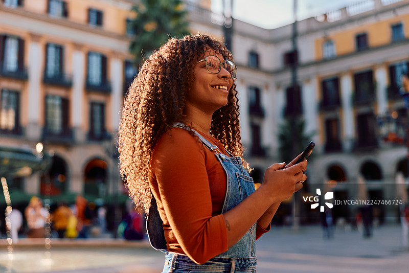 一名女子在巴塞罗那旅行，正在使用手机图片素材
