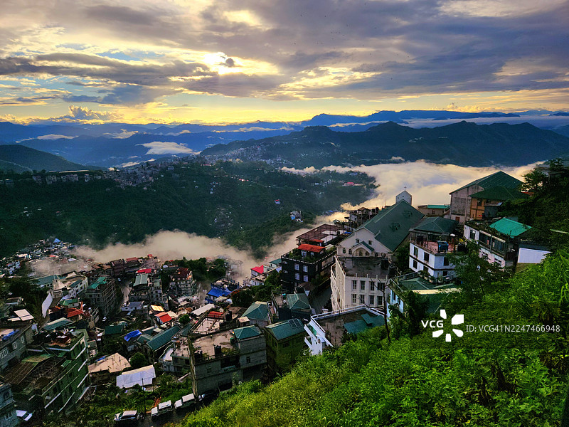 山路连接着山谷中的艾藻尔市图片素材