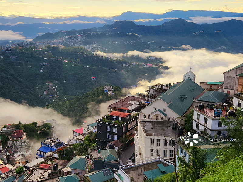 艾藻尔城市坐落在山谷中，旁边有一条山路图片素材