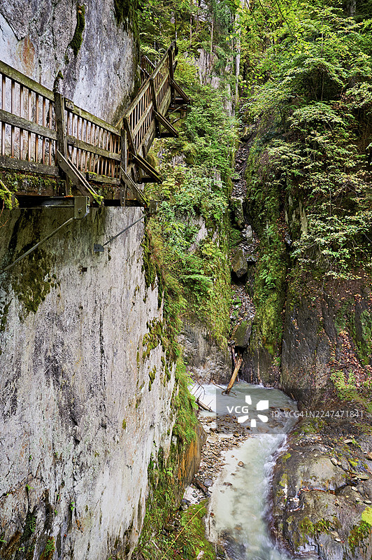 瑞士瓦莱州莱瓦莱特镇杜尔南峡谷的木栈道图片素材