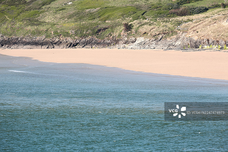 卡梅尔河口望向岩石海滩图片素材