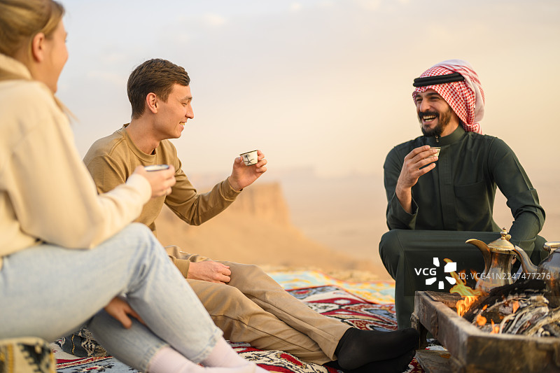 游客夫妇在世界边缘享受阿拉伯人的热情好客图片素材