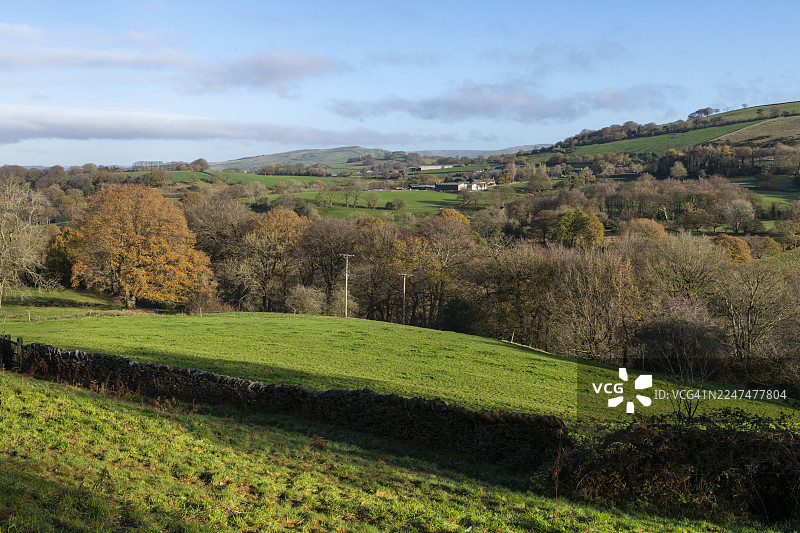 英格兰德比郡戈伊特谷乡村的冬日阳光图片素材