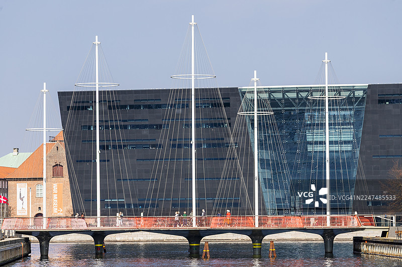 背景中的圆桥，黑钻石（丹麦皇家图书馆）图片素材