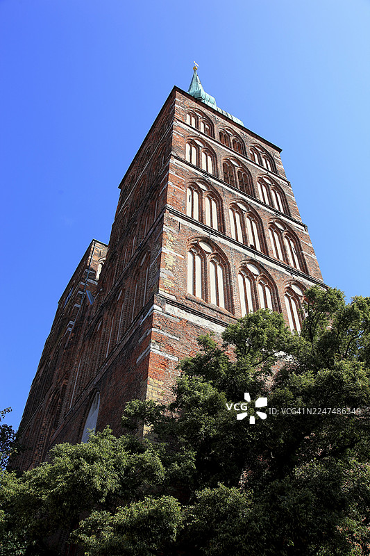 圣尼古拉教堂(也称尼古拉斯教堂),位于德国梅克伦堡-前波美拉尼亚州 वाटते克尔-吕根县的阿尔特施塔特(老城区)图片素材