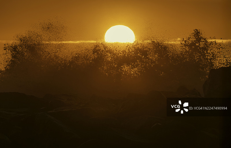 海浪拍打莫罗贝港码头，圣路易斯-奥比斯波县，加利福尼亚州图片素材