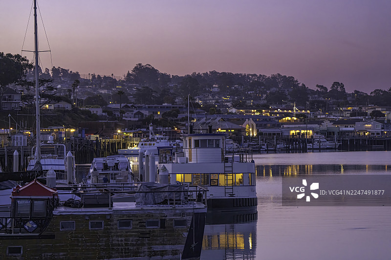 加利福尼亚州圣路易斯-奥比斯波县莫罗湾和海港的黎明景色图片素材