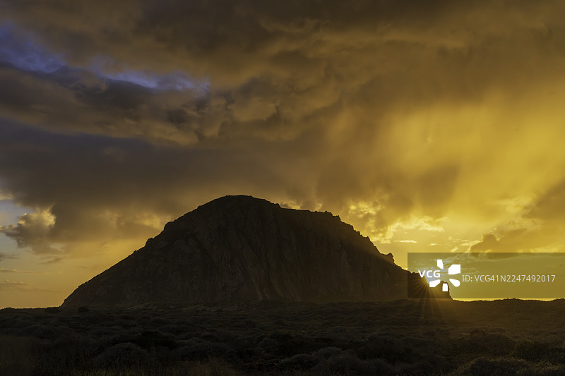 加利福尼亚州圣路易斯-奥比斯波县莫罗贝的莫罗岩日落图片素材